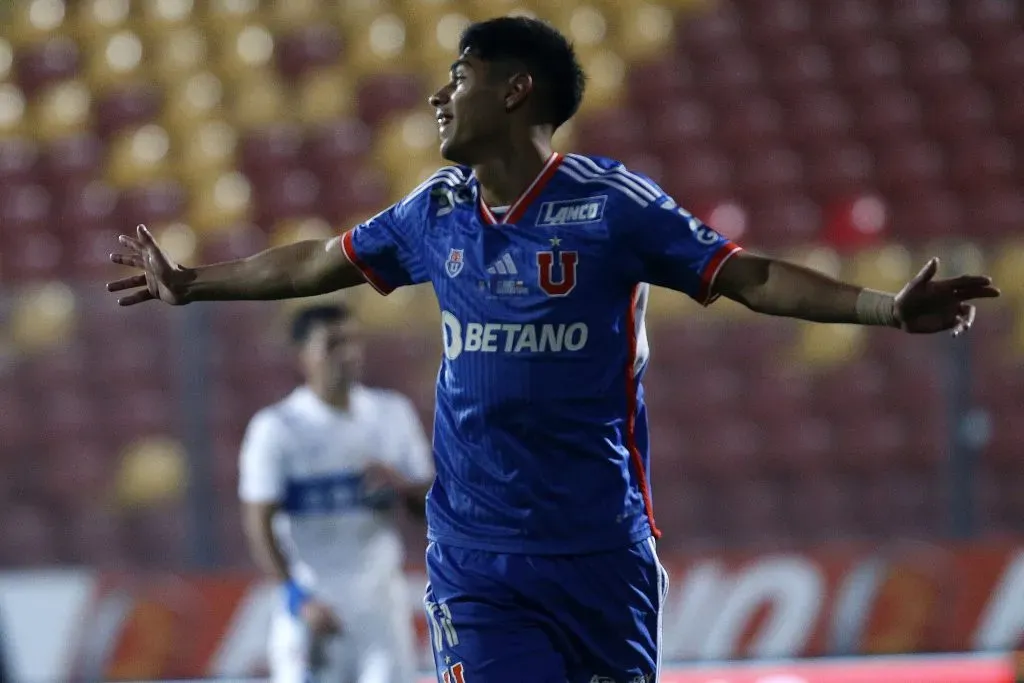 Darío Osorio marcó el tercer gol de Universidad de Chile para vencer a Universidad Católica. | Foto: Photosport