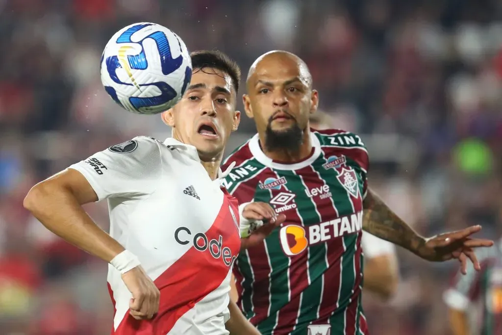 Pablo Solari disputa un balón con Felipe Melo en un duelo entre River Plate y Fluminense por la Copa Libertadores. (Marcos Brindicci/Getty Images).