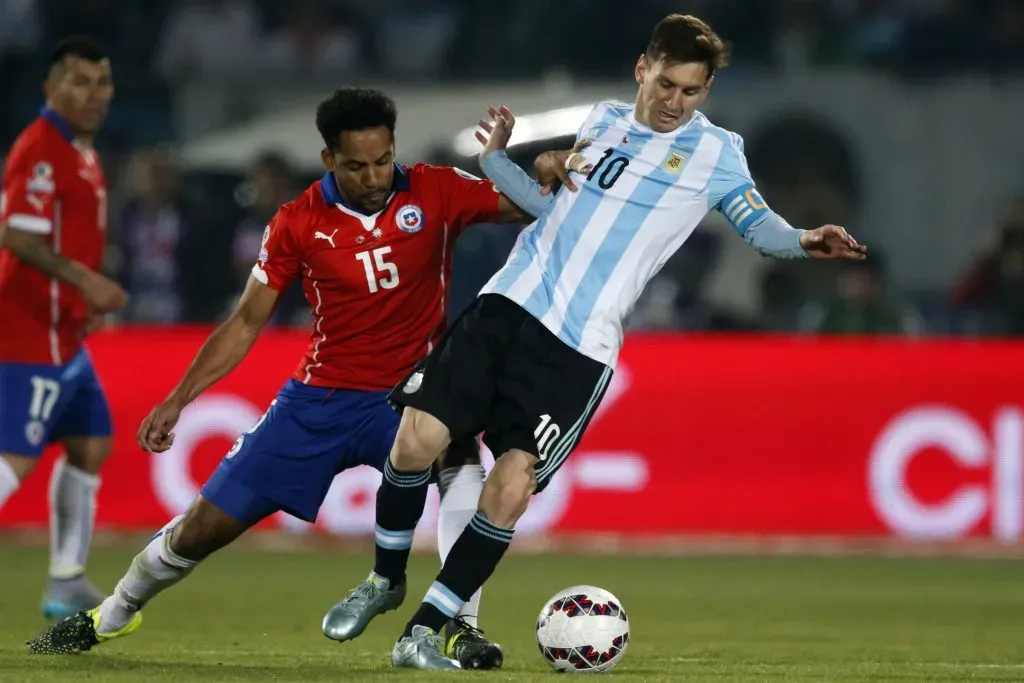 Jean Beausejour en la marca de Lionel Messi. (Andrés Piña/Photosport).
