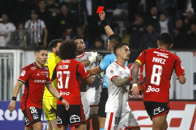 Una imagen más de la tarjeta roja a Lucas Passerini. (Jonnathan Oyarzún/Photosport).