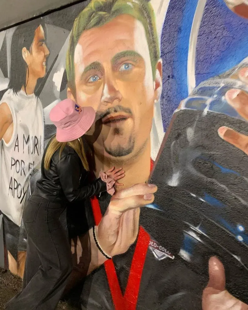La hermana de Campos besando el mural donde aparece Barticciotto