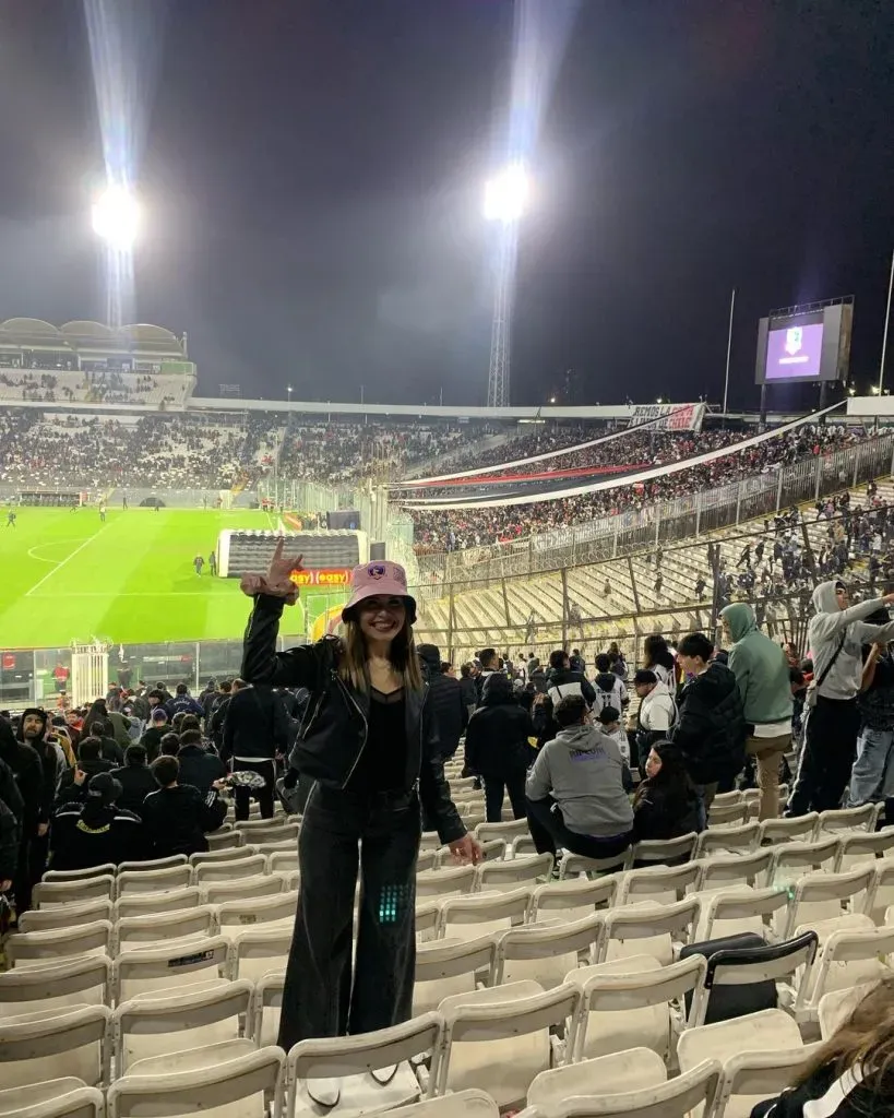 Muy colocolina se mostró Laly Campos en sus redes