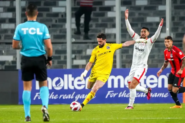 Fernando de Paul rechaza mientras Lucas Passerini reclama que la pelota ingresó. La cara de Alan Saldivia, el autor del pase hacia atrás, es una ‘tensa calma’. (Guille Salazar/RedGol).