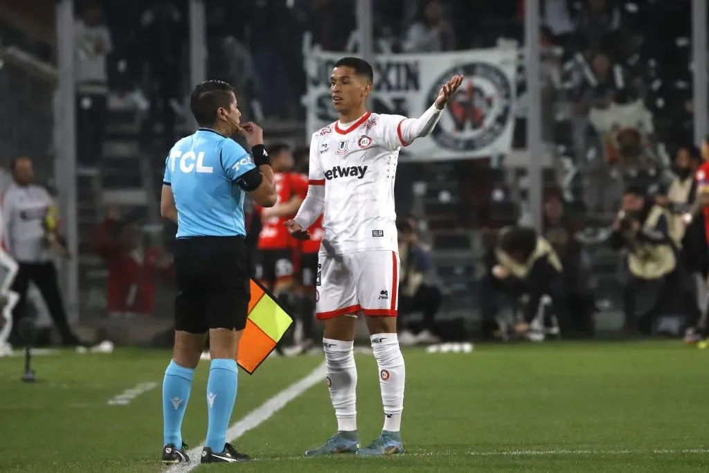 Sebastián Lomónaco le reclama a Claudio Urrutia, juez asistente, que la jugada debió terminar en gol de Unión La Calera. (Jonnathan Oyarzún/Photosport).