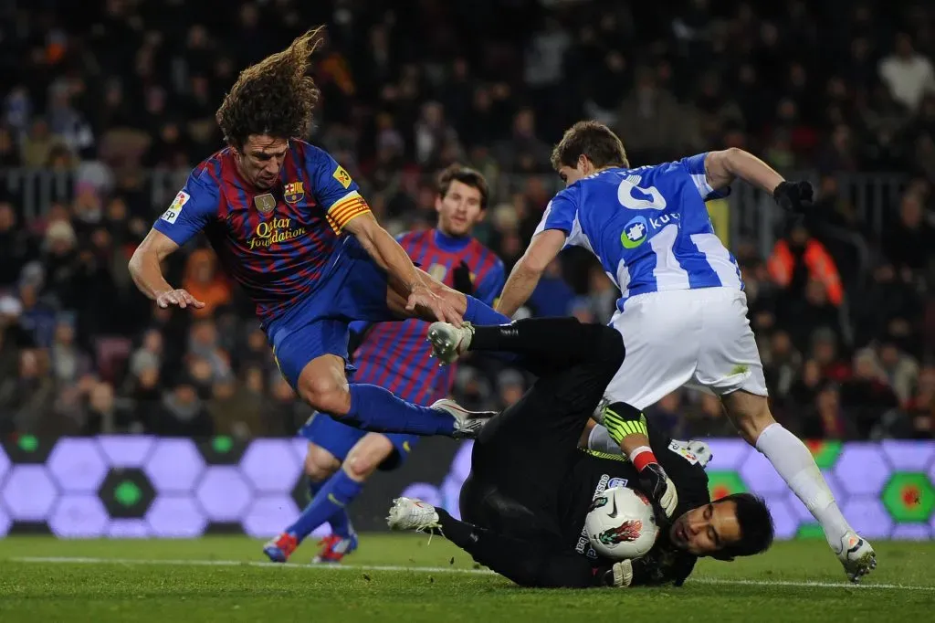 Claudio Bravo en acción por la Real Sociedad ante Barcelona. En la imagen, Iñigo Martínez protege al portero de un choque con Carles Puyol. (David Ramos/Getty Images)