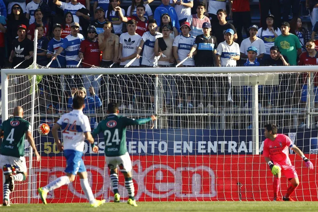 Una toma de cómo se coló el remate de David Terans en el arco de la UC que defendía Cristopher Toselli. (Felipe Zanca/Photosport).