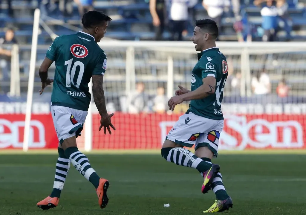 David Terans festeja con el Torta Opazo un gran gol del uruguayo ante Universidad Católica. Ese día, el 21 de agosto de 2016, Wanderers venció 2-1 a la UC en San Carlos de Apoquindo. (Martin Thomas/Photosport)