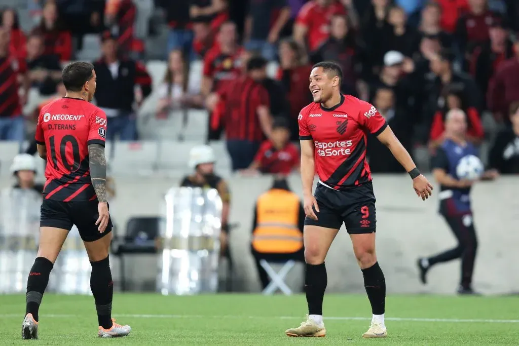 David Terans y Vitor Roque, dos jugadores que le reportarán varios millones de dólares al Athletico Paranaense. (Heuler Andrey/Getty Images).