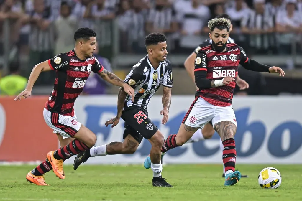 Allan en acción por el Atlético MG contra Flamengo, su nuevo club. (Pedro Vilela/Getty Images).