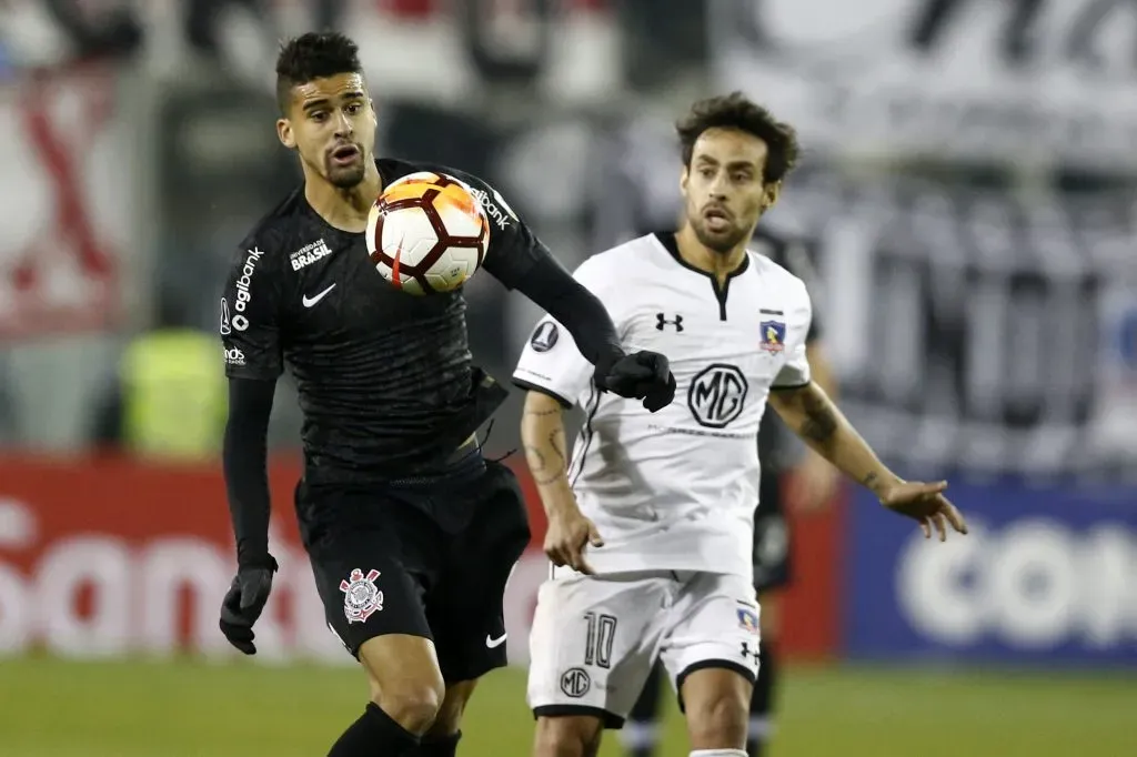 Danilo Avelar controla el balón ante la mirada de Jorge Valdivia. (Javier Torres/Photosport).