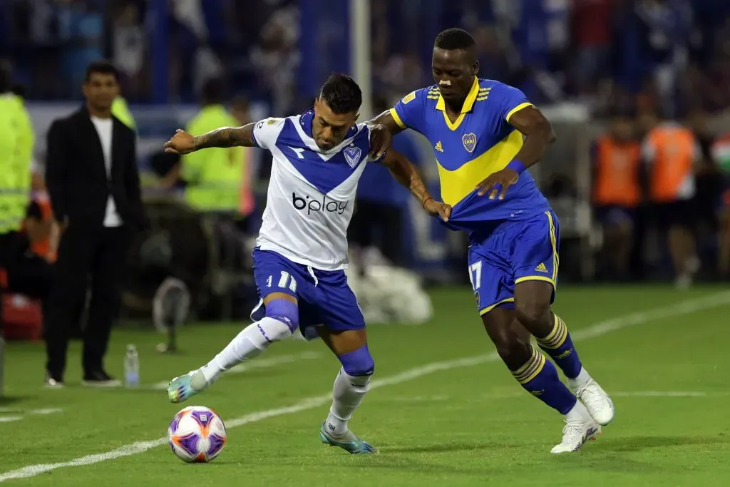 Lucas Janson ante Luis Advíncula en un partido de Vélez ante Boca. El “11” será refuerzo Xeneize, al parecer. (Daniel Jayo/Getty Images).