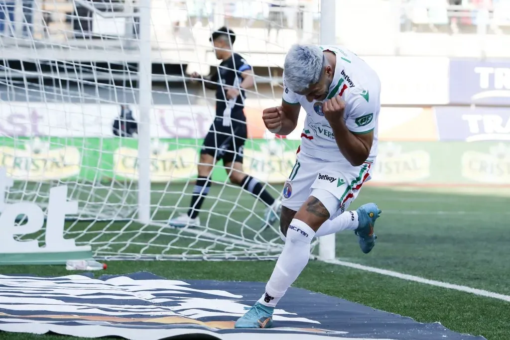 Luis Riveros festeja el gol que le anotó a Universidad de Chile en el Campeonato Nacional 2023. (Felipe Zanca/Photosport).
