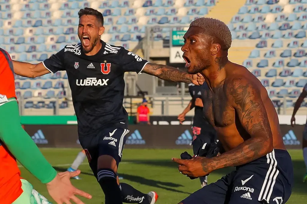 El fervoroso festejo de Junior Fernandes, Joaquín Larrivey y toda la Universidad de Chile por ese imborrable gol ante Unión La Calera. (José Alvújar/Photosport).