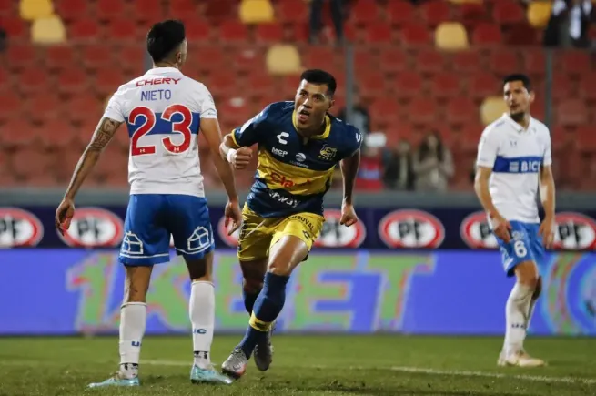 Así festejó Leonardo Sequeira el gol que le dio la victoria a Everton frente a la UC. (Felipe Zanca/Photosport)-