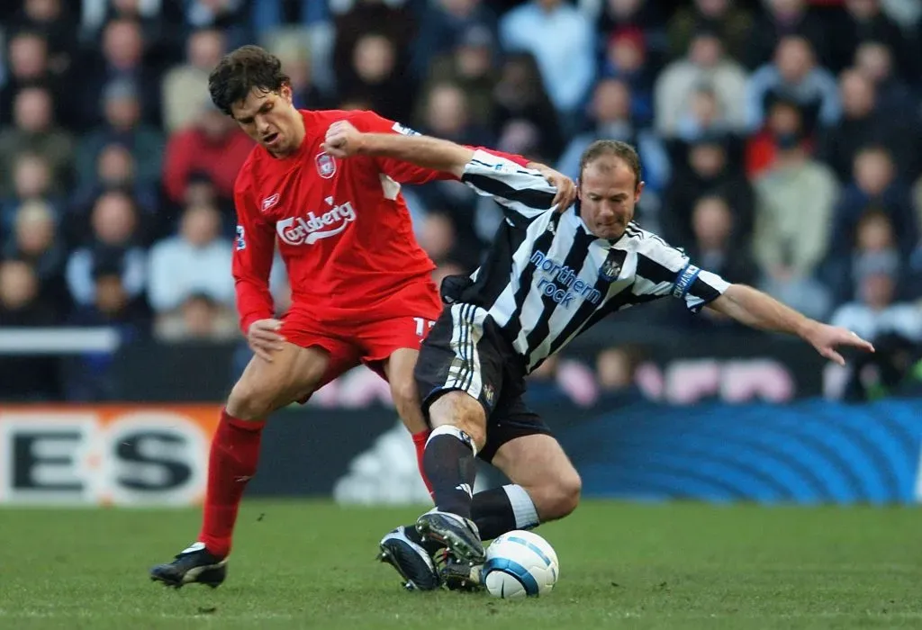 Pellegrino marcando al legendario Alan Shearer en su etapa en Liverpool. Imagen: Getty.