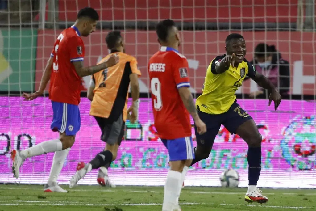 Moisés Caicedo celebra un gol que le convirtió a la Roja en San Carlos de Apoquindo. (Andrés Piña/Photosport).