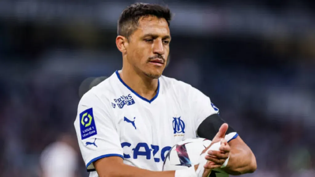 Alexis Sánchez no ha decidido si seguirá en el Olympique de Marsella, lo que tiene molesta a la prensa francesa, que lo culpa por el lento mercado. Foto: IMAGO.