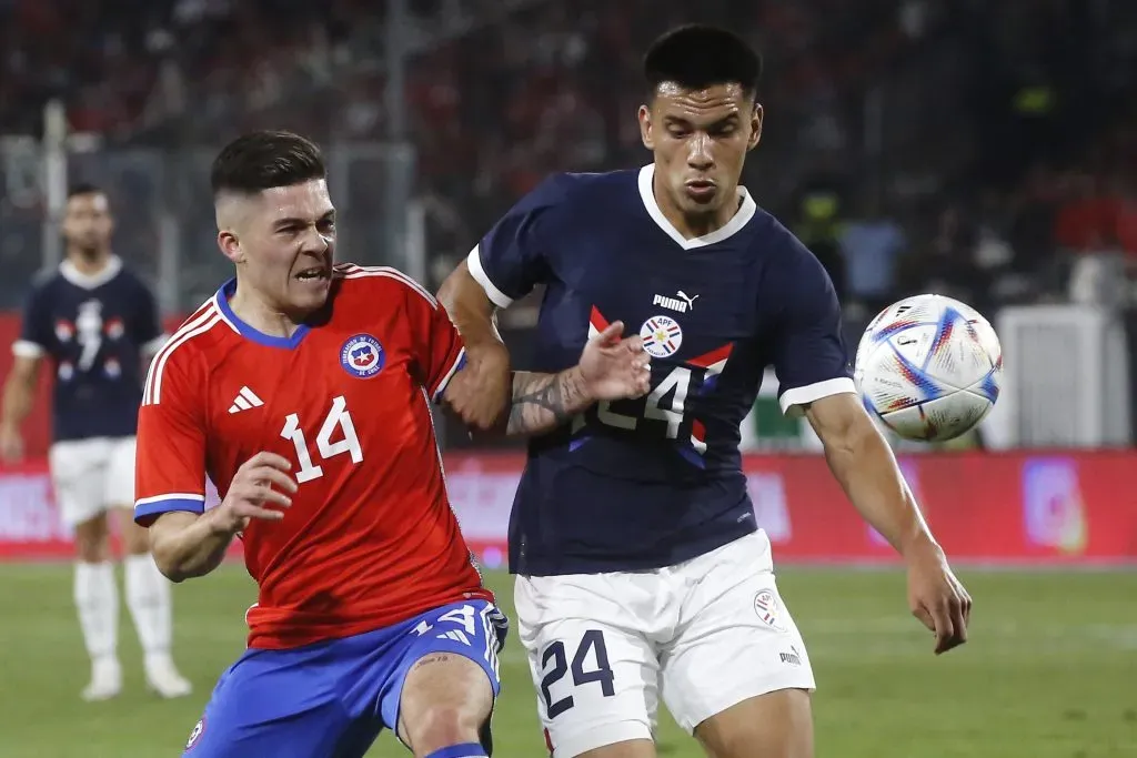 Diego Gómez lucha una pelota con Víctor Felipe Méndez en el amistoso que Chile le ganó a Paraguay a fines de marzo de 2023. (Jonnathan Oyarzún/Photosport).