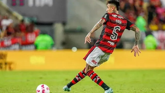 Erick Pulgar se lesionó a último minuto y no pudo ser titular en el Flamengo esta noche. Foto: Getty Images.