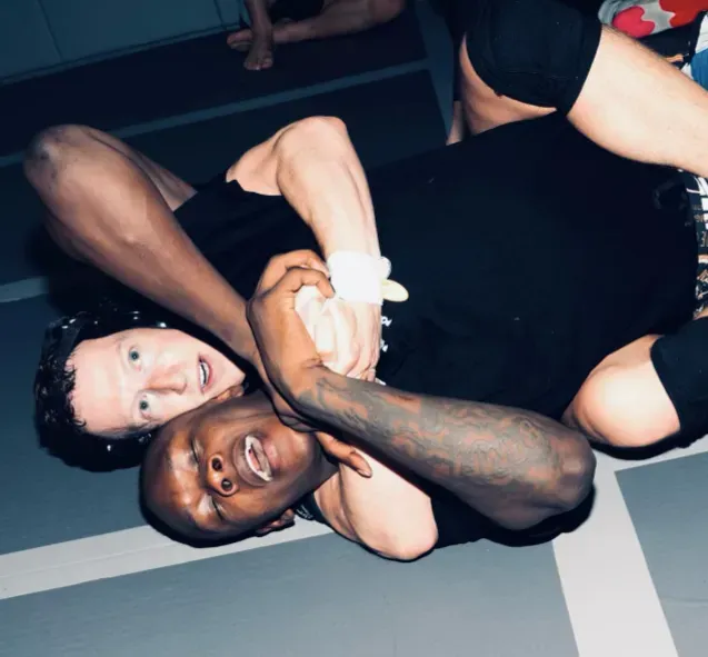 Mark Zuckerberg se mostró entrenando junto al campeón de UFC, Israel Adesanya. Foto: Instagram.
