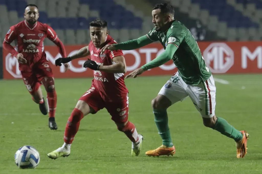 Roberto Cereceda marca a Byron Oyarzo en el 0-0 de Ñublense ante Audax Italiano. (Eduardo Fortes/Photosport).