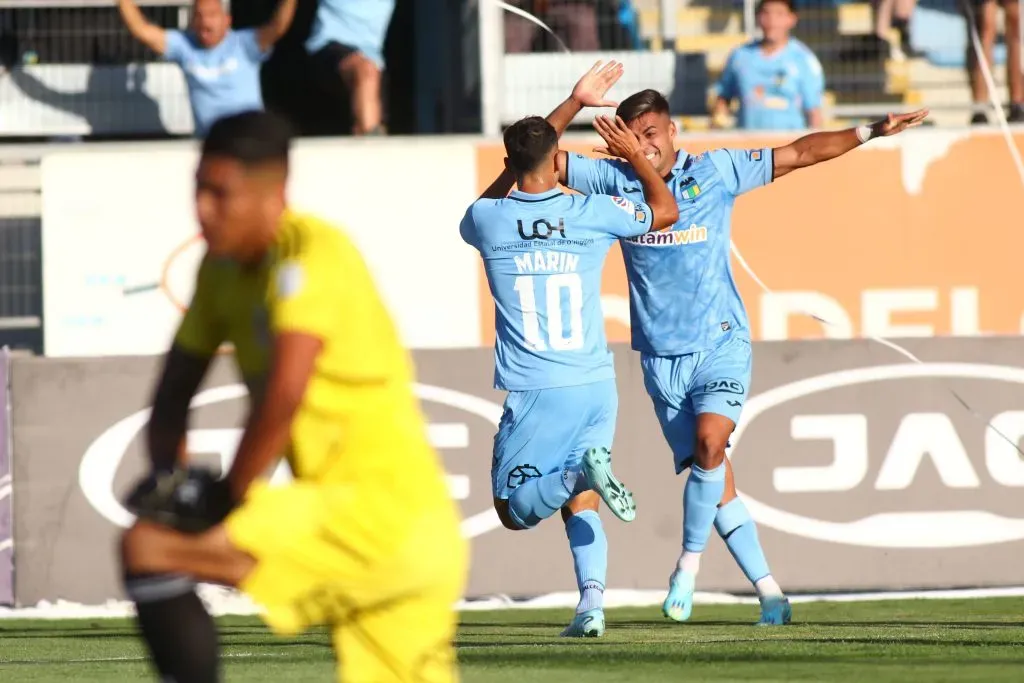 Matías Marín festeja uno de los cinco goles que O’Higgins le anotó a Colo Colo en la primera rueda. El “10” no estará en el Monumental. (Jorge Loyola/Photosport).