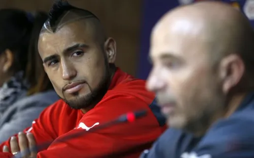 Tras ser buenos amigos, la relación entre Arturo Vidal y Jorge Sampaoli terminó de la peor manera posible. Y ahora se revela otro polémico hecho para Vidal. | Foto: Photosport