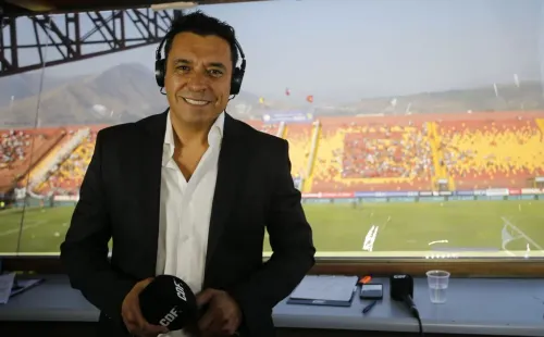 Claudio Palma en sus funciones por Canal del Fútbol, hoy TNT Sports Chile. (Andrés Piña/Photosport).
