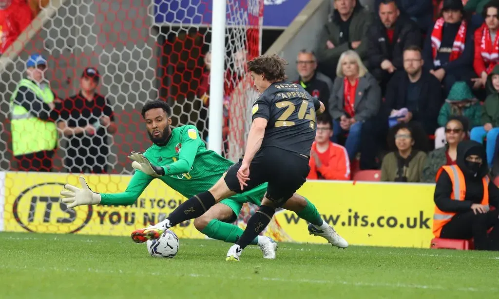 Lawrence Vigouroux en acción por el Leyton Orient, donde ganó un título y dejó una temporada para el recuerdo histórico en el club. (Pete Norton/Getty Images).