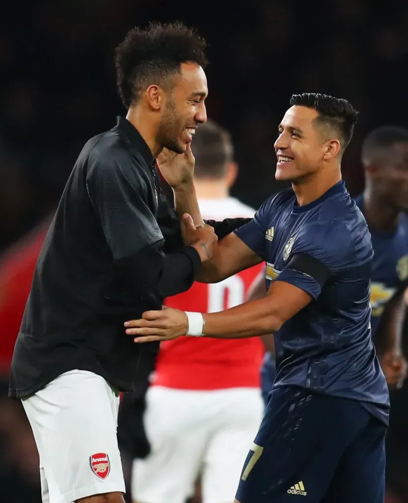 Pierre Emerick-Aubameyang y Alexis Sánchez luego de un partido entre el Arsenal y el Manchester United. (Catherine Ivill/Getty Images).