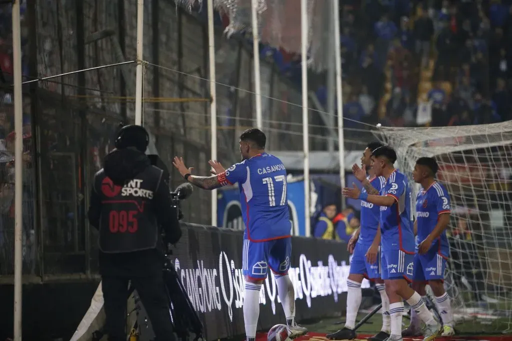 Luis Casanova le pide calma a la barra de la U que arrojó cosas a la cancha del estadio Santa Laura. (Dragomir Yankovic/Photosport).
