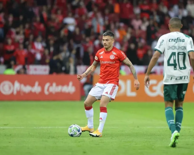 Charles Aránguiz tendrá que convencer a un nuevo DT en el Inter de Porto Alegre. | Foto: Sport Club Internacional
