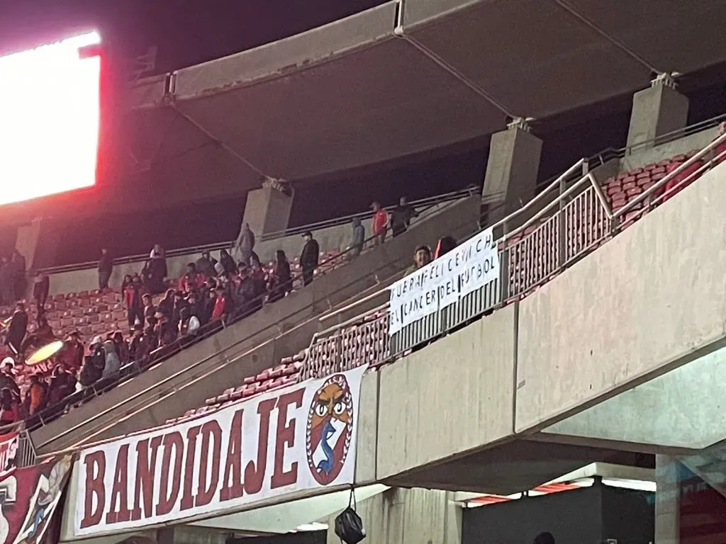 “Fuera Felicevich, el cánder del fútbol”, se pudo ver en la pancarta:. Foto: Only Granates.