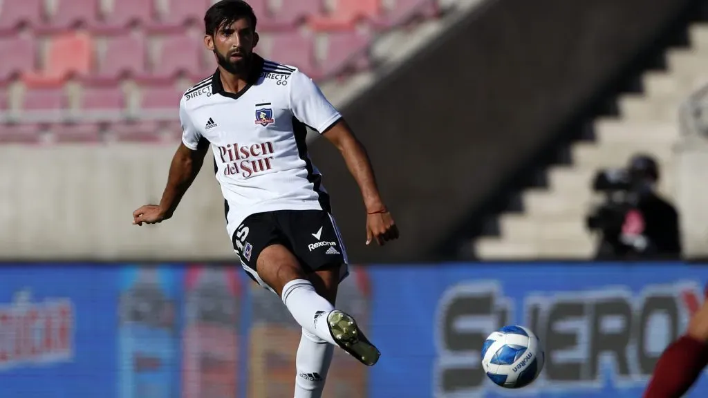 Emiliano Amor volvió a entrenar con el plantel e incluso ha hecho fútbol, pero aún no está listo para volver a vestir la camiseta de Colo Colo. Foto: Photosport.