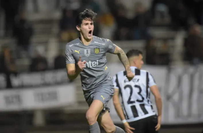 Rubén Bentancourt festeja un gol en Peñarol, el club