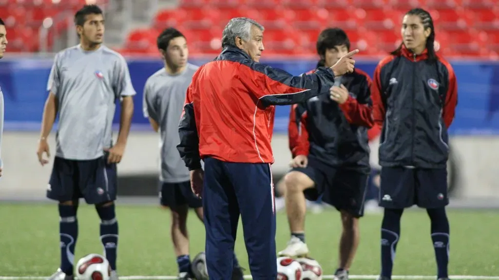 José Sulantay fue el entrenador de la Generación Dorada en su etapa juvenil, donde les demostró que era posible llegar a lo más alto. Foto: Photosport.