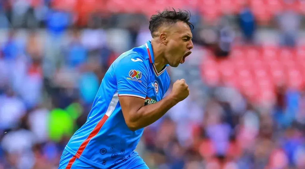 Morales sólo ha convertido dos goles en Cruz Azul en el año y medio que lleva en el club. El ex Colo Colo colmó la paciencia de dirigentes e hinchas. | Foto: Getty Images.