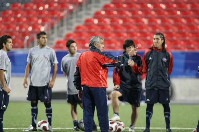 José Sulantay fue el hombre que comenzó a forjar lo que sería la llamada Generación Dorada de la selección chilena. | Foto: Photosport.