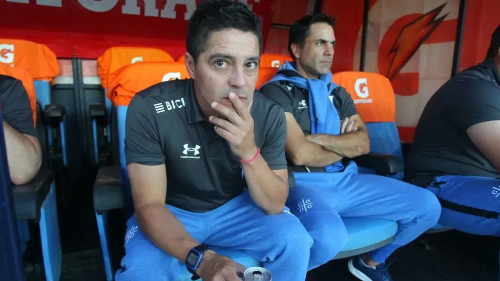 Rodrigo Valenzuela asumió como DT interino de la Católica, mientras se define al reemplazante de Ariel Holan. Foto: Photosport.