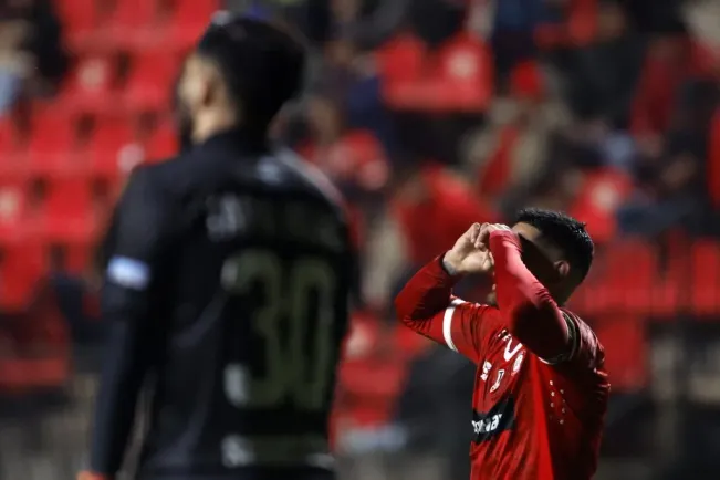 Lucas Passerini festeja el primer gol de La Calera ante Magallanes. (Andrés Piña/Photosport).