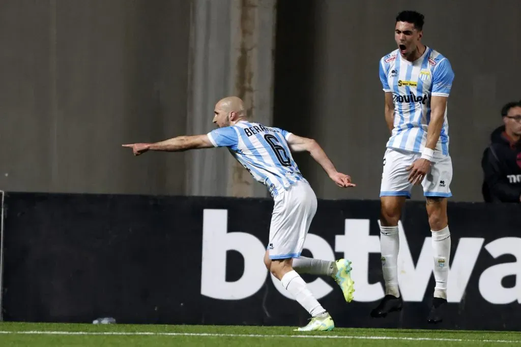 Nicolás Berardo festeja el transitorio empate de Magallanes ante Unión La Calera. (Andrés Piña/Photosport).