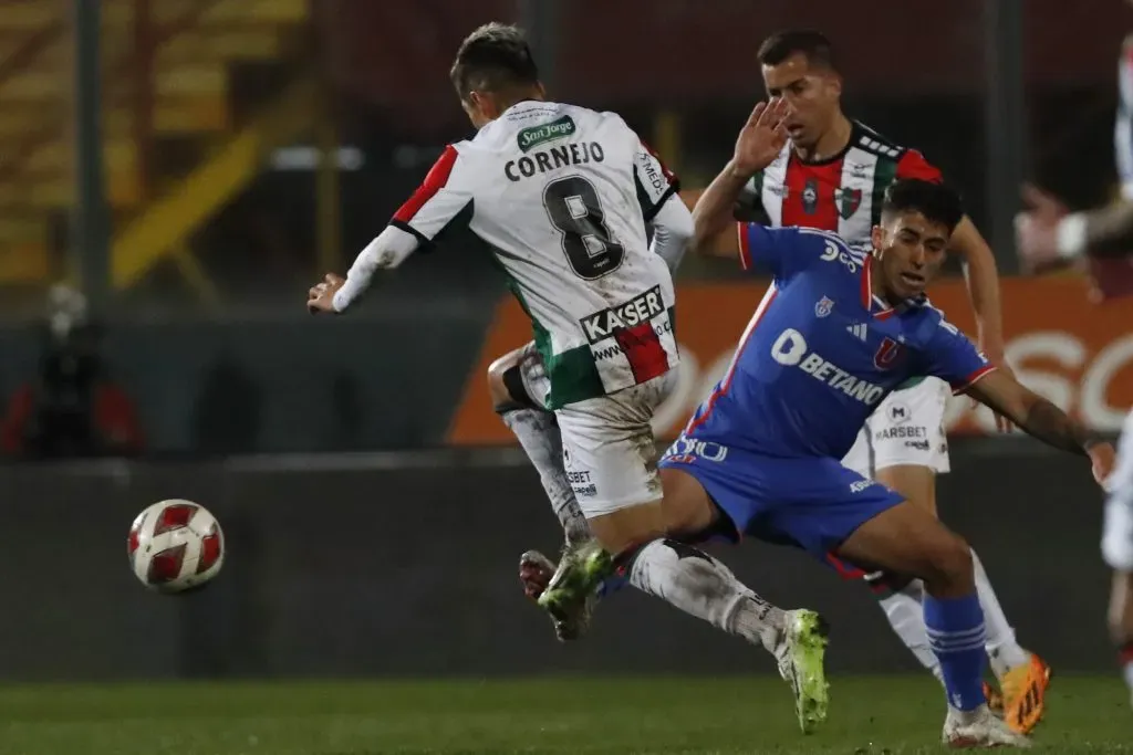 Fernando Cornejo le quita el balón a Lucas Assadi. (Marcelo Hernández/Photosport).