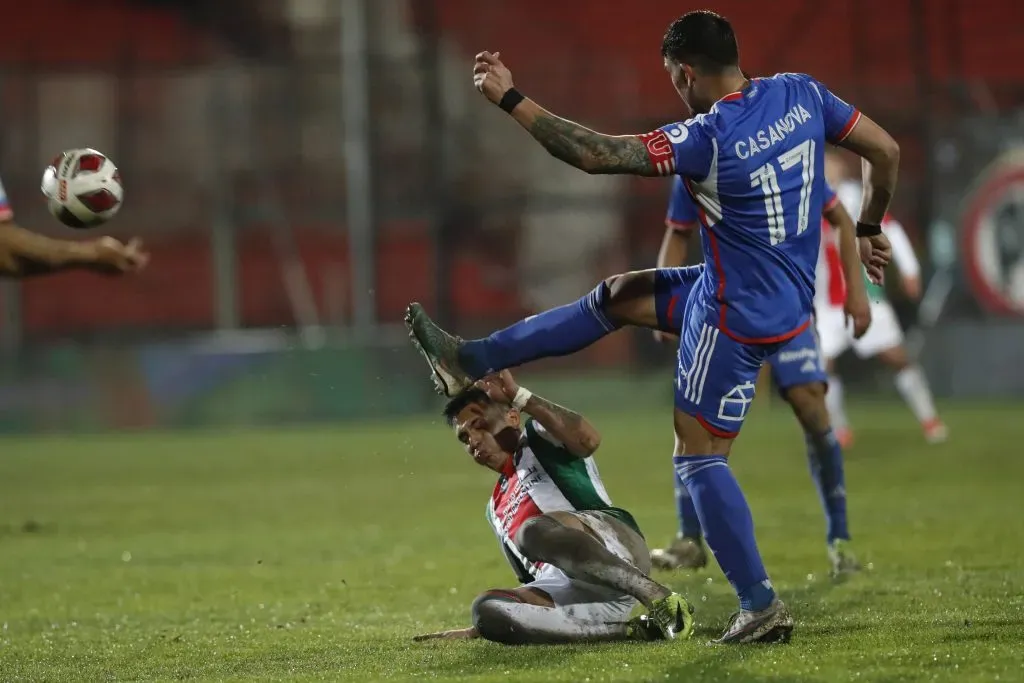 Luis Casanova rechaza el balón en el duelo entre U. de Chile y Palestino. (Marcelo Hernández/Photosport).