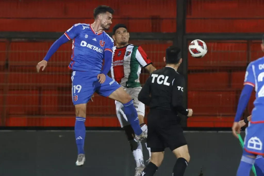 Juan Pablo Gómez le gana una pelota aérea a Maxi Salas. (Felipe Zanca/Photosport).
