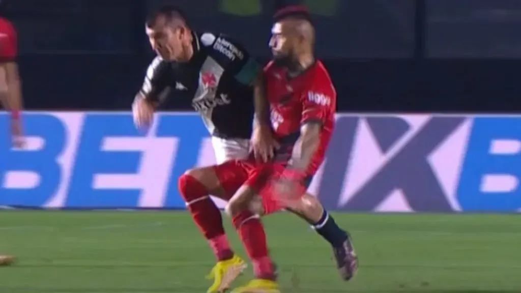 Gary Medel y Arturo Vidal tuvieron un duro choque en pleno partido. Foto: Star+