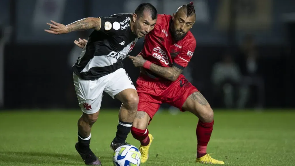 Gary Medel y Arturo Vidal fueron titulares en el duelo de esta tarde. El Pitbull debutó como capitán de Vasco da Gama. Foto: Brasileirao Play.