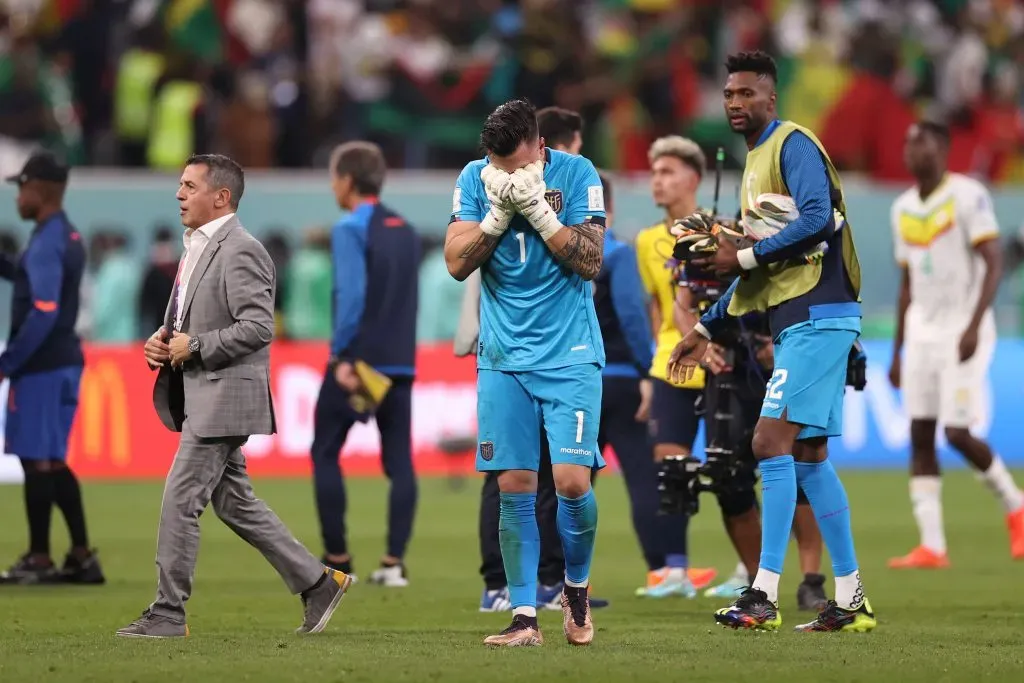 Alexander Domínguez y Hernán Galíndez luego de la eliminación de Ecuador en Qatar 2022. (Ryan Pierse/Getty Images).