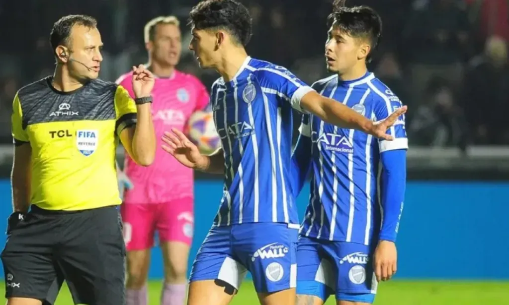Uno de los reclamos de Godoy Cruz en contra de Darío Herrera, juez central del duelo ante Banfield.