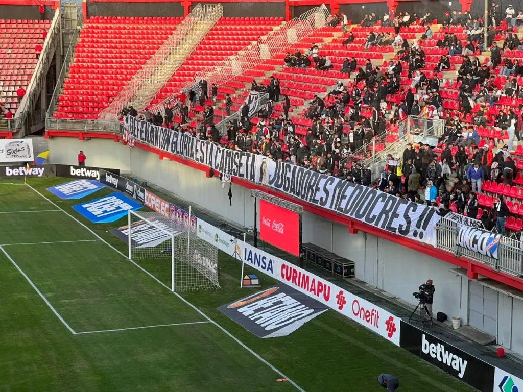 Los hinchas de Colo Colo se aburrieron y sacaron un potente lienzo este martes en Chillán. | RedGol