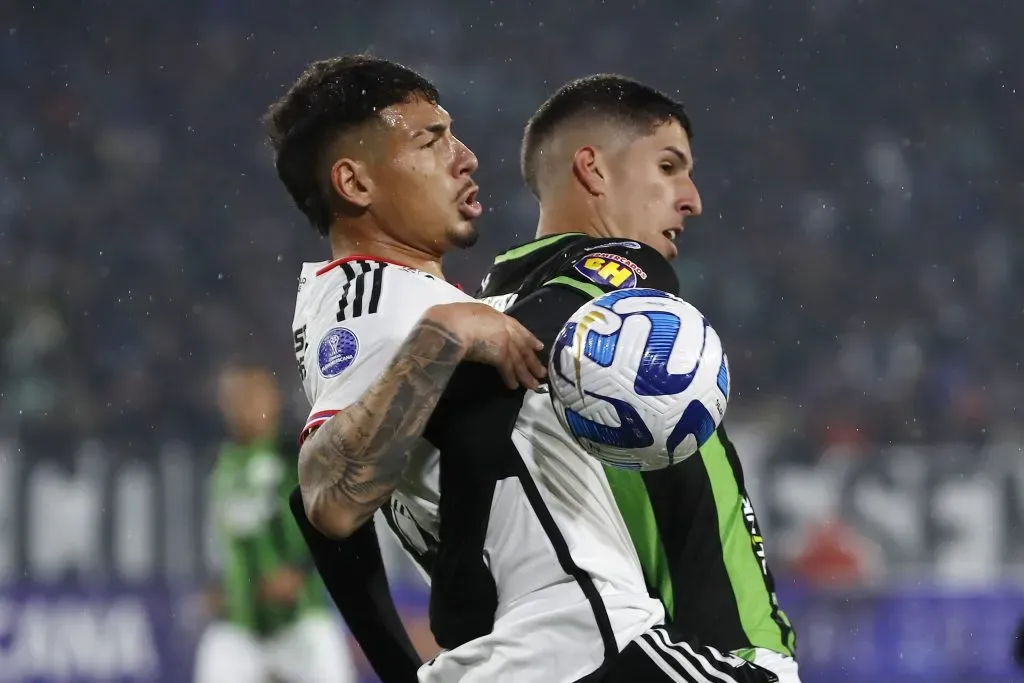 Alan Saldivia en una disputa de balón en la llave que Colo Colo perdió ante Atlético MG en la Copa Sudamericana. (Felipe Zanca/Photosport).